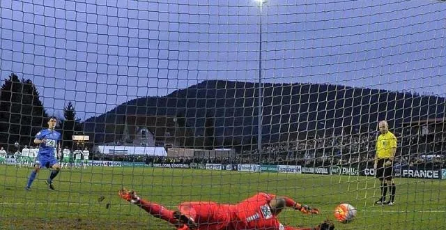 photo après avoir stoppé un pénalty, ruffier a chambré un joueur amateur de raon-l'étape. &copy; afp
