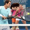 photo roger federer joue avec une raquette hors norme sous les yeux de dora.