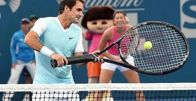 photo roger federer joue avec une raquette hors norme sous les yeux de dora. &copy; photo : afp.