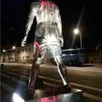 photo la statue de cristiano ronaldo a été taguée au nom de lionel messi.