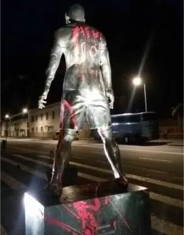 photo la statue de cristiano ronaldo a été taguée au nom de lionel messi. &copy; photo : twitter / @nicolas_vilas