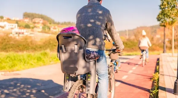 photo s'équiper pour faire du vélo avec bébé à angers