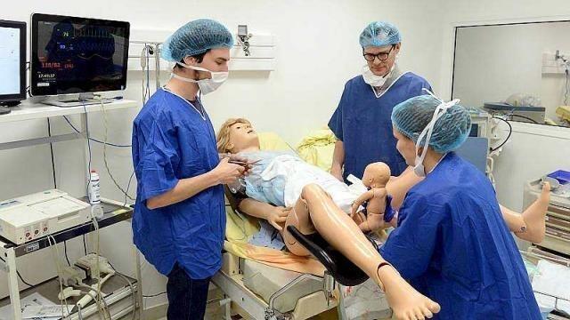 L'accouchement d'une femme robot pour s'initier aux gestes médicaux