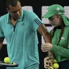 photo jo-wilfried tsonga vient en aide à une ramasseuse de balles victime d'un malaise.