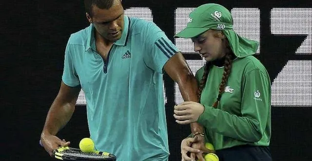 photo jo-wilfried tsonga vient en aide à une ramasseuse de balles victime d'un malaise. &copy; photo : reuters