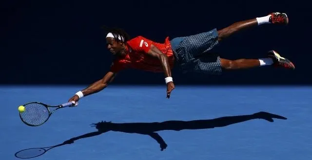 photo le spectaculaire plongeon de monfils en 8e de finale de l'open d'australie, à melbourne. &copy; photo: reuters