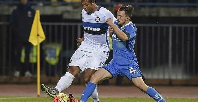 photo fredy guarin (à gauche) a signé pour le shanghai greenland shenhua. &copy; photo : afp