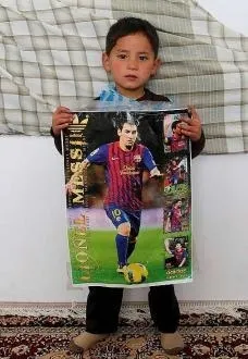 photo le jeune murtaza, fan de lionel messi. &copy; afp.