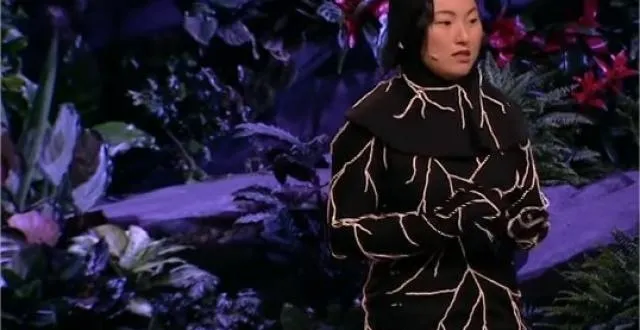 photo l'artiste jae rhim lee a imaginé un linceul noir sur lequel il est possible d'intégrer des spores de champignons. &copy; capture vidéo