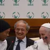 photo la star du football brésilien ronaldinho a rencontré le pape françois pour organiser un nouveau