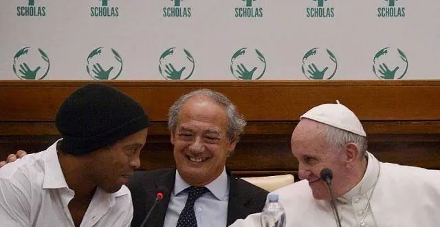 photo la star du football brésilien ronaldinho a rencontré le pape françois pour organiser un nouveau 