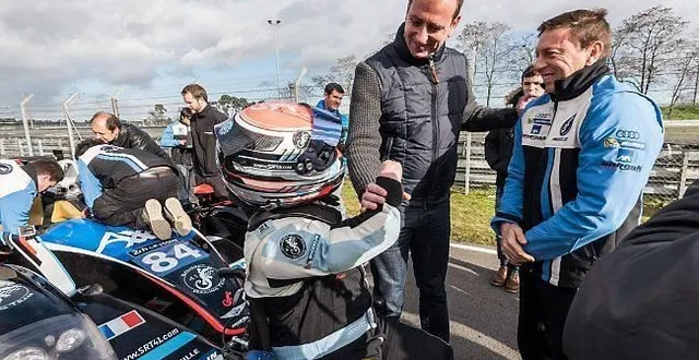 photo frédéric sausset, très ému, devant sa voiture, avec vincent beaumesnil, christophe tinseau  et son équipe... &copy; dominique breugnot