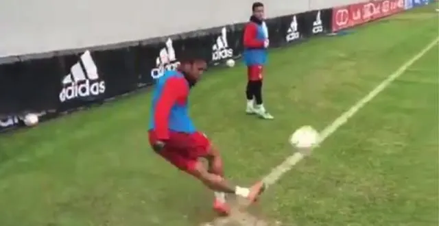 photo il marque un corner direct sur… un coup du foulard ! &copy; capture d'écran