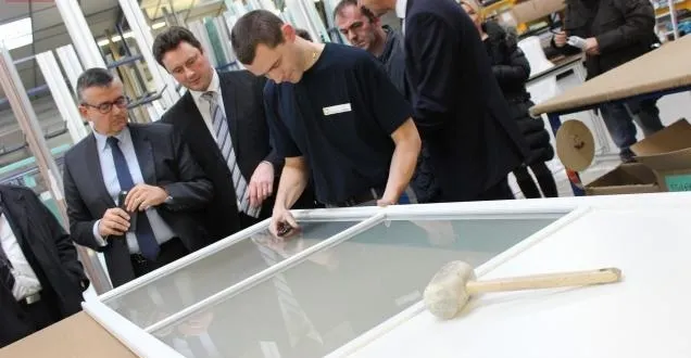 photo yves jégo a visité l'usine de sogal. &copy; photo co - alexandre blaise