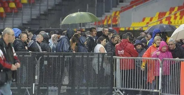 photo des milliers de spectateurs trempés après l'annulation du concert de johnny hallyday &copy; photo 