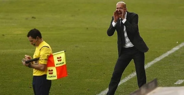 photo zidane n'était vraiment pas content après le penalty de cristiano ronaldo, détourné par kameni, le gardien de malaga. &copy; photo : reuters