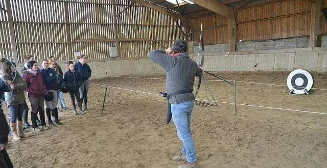 photo vincent boubet, qui a participé aux derniers championnats du monde de tir à l’arc à cheval, en corée, initie à la pratique au lycée val de sarthe, à sablé. &copy; ouest-france