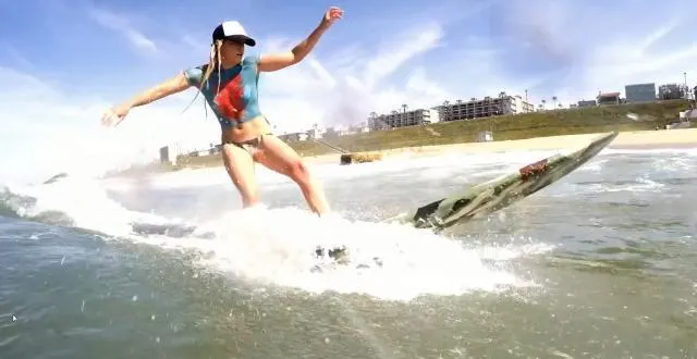 photo le bodypainting (peinture corporelle) donne des résultats étonnants. paul roustan, l'un des maîtres en la matière, le prouve avec quatre surfeuses. bluffant. &copy; capture d'écran youtube