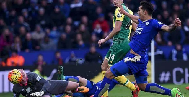 photo fêté par tout un stade, le but de leonardo ulloa, à la dernière minute de leicester - norwich, a entraîné un mini-séisme. &copy; photo : afp