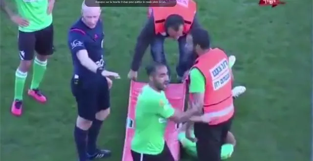 photo en israël, un joueur du maccabi ahi nazarath, s’est blessé et a dû être évacué de la pelouse sur un brancard. sauf que le brancardier de derrière a lâché les poignets... &copy; you tube.