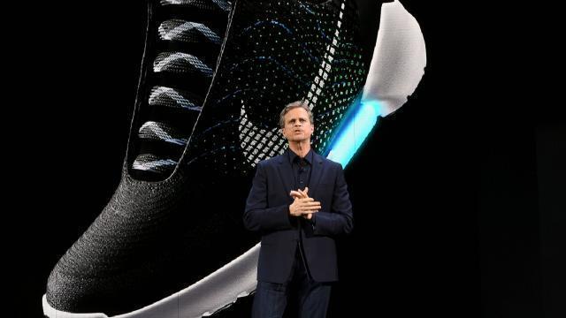 Impedir Pensativo ensayo Nike lance la première chaussure de sport qui se lace... toute seule ! -  Brest.maville.com