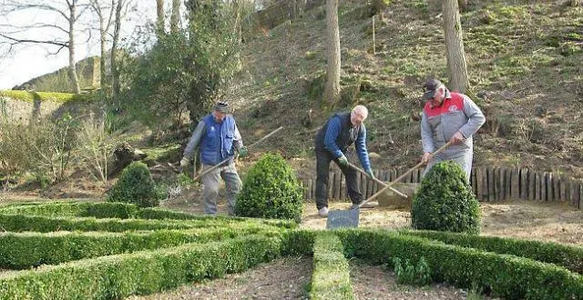 photo un cadran solaire en buis occupe le centre du jardin. dominique mansion, pierre rouleau et gérard lecoz travaillent autour.