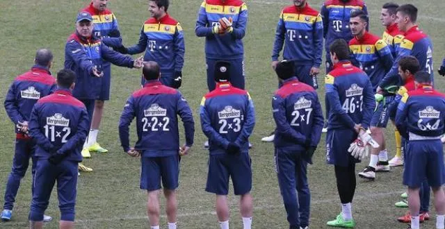 photo les joueurs de la roumanie arboreront un maillot avec des équations face à l'espagne. &copy; photo : epa/robert ghement