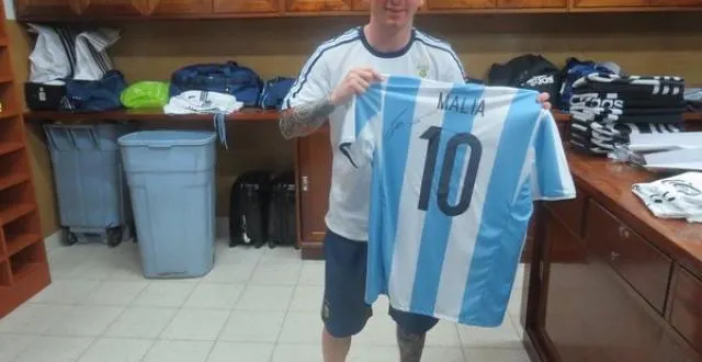 photo lionel messi a offert des maillots aux filles de barack obama. &copy; photo : twitter