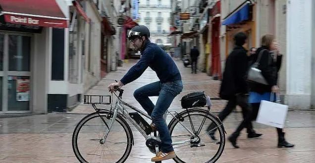photo angers. une enveloppe de 50 000 euros pour subventionner vos vélos électriques. &copy; photo d'archives le courrier de l'ouest - josselin clair