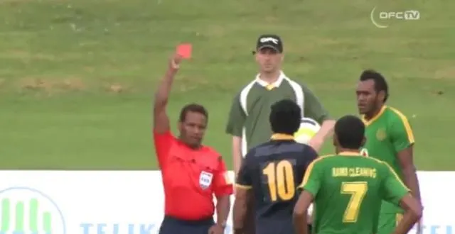 photo l'arbitre salomonais george time est entré lundi dans les annales en sortant six cartons rouges et 11 jaunes à auckland lors d'un match de ligue des champions d'océanie. &copy; capture écran