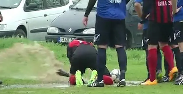 photo ce joueur doit vider une flaque d’eau au point de penalty [vidéo] &copy; capture youtube