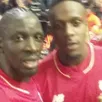 photo lorsqu'il a retrouvé son portable, liamie, supporter des reds a eu l'énorme surprise de retrouver un selfie de mamadou sakho aux côtés de divock origi.