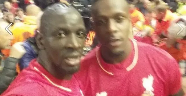 photo lorsqu'il a retrouvé son portable, liamie, supporter des reds a eu l'énorme surprise de retrouver un selfie de mamadou sakho aux côtés de divock origi. &copy; capture écran