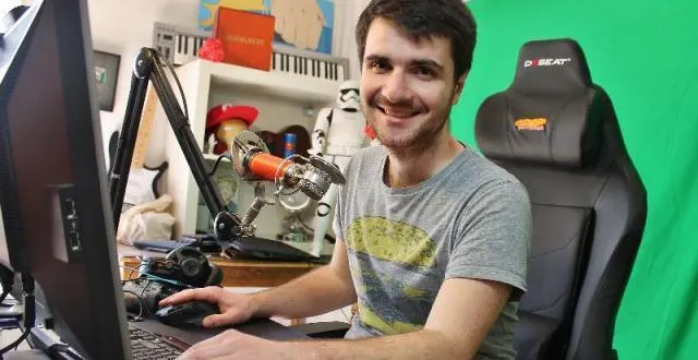 photo maxime, alias amixem, enregistre une partie de ses vidéos sur fond vert dans son studio situé en centre-ville d’angers. &copy; tony fabri