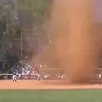 photo deux équipes universitaires américaines ont dû interrompre leur partie suite à l’apparition d’une mini-tornade au beau milieu du terrain.