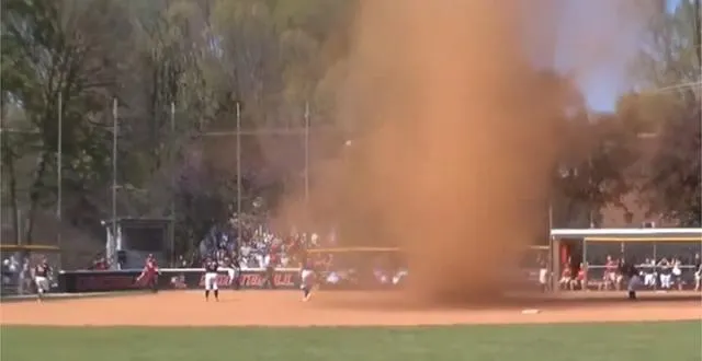 photo deux équipes universitaires américaines ont dû interrompre leur partie suite à l’apparition d’une mini-tornade au beau milieu du terrain. &copy; capture youtube