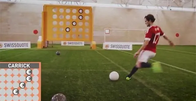 photo des joueurs de manchester jouent à un puissance 4 géant [vidéo] &copy; capture youtube