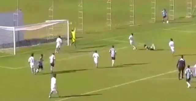 photo au brésil, un jeune joueur du gremio porto alegre a tenté un coup du scorpion, mais cette fois-ci pour marquer un but. &copy; capture youtube