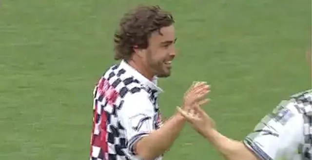 photo quand une star de la f1, se prend pour david beckham &copy; capture d'écran