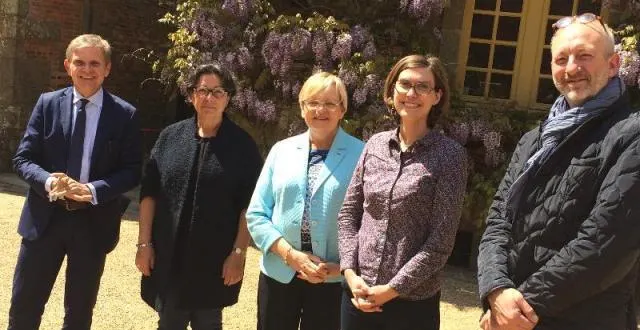 photo les organisateurs du festival autour d’un piano ont présenté, mercredi, la programmation au château de carrouges. &copy; bastien bocquel / ouest-france