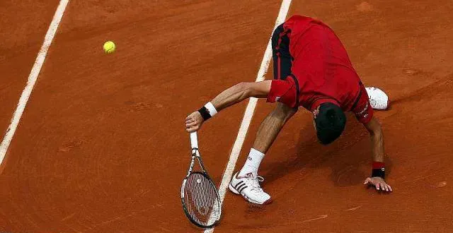 photo novak djokovic s'est énervé après avoir perdu un point face à steve darcis. &copy; photo : epa / maxppp