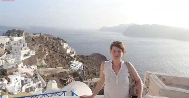 photo lauréate zellidja 2016, la vernoise lauriane maussion a reçu une mention spéciale pour la qualité de son livre sur les mosaïques en grèce (ici l'île de santorin, avec des mosaïques de galets).