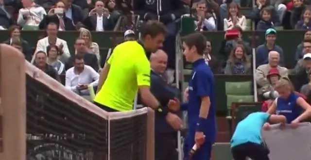 photo killian, 14 ans, est ramasseur de balles à roland-garros. ce dimanche, il a échangé quelques balles sur le central avec stan wawrinka, le tenant du titre. &copy; capture d'écran