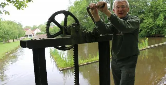 photo claude boscher restaure son moulin depuis une quarantaine d’années à joué-du-plain, avec passion. il ouvre ses portes ce week-end aux visiteurs. &copy; béatrice limon