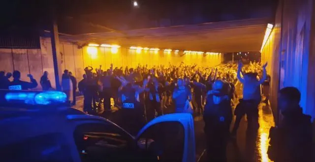 photo des fans irlandais ont chanté pour la police à bordeaux, avant le match belgique - eire pour l'euro 2016. &copy; capture d'écran