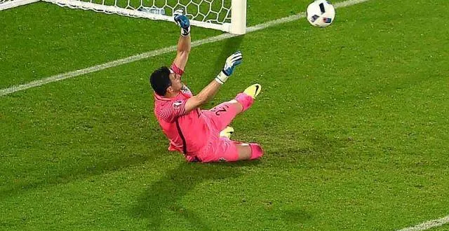 photo modric a aidé subasic à plonger du bon côté sur le pénalty de ramos. &copy; photo : afp