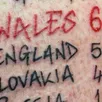 photo un supporter gallois s'est fait tatoué le classement du pays de galles sur la cuisse.