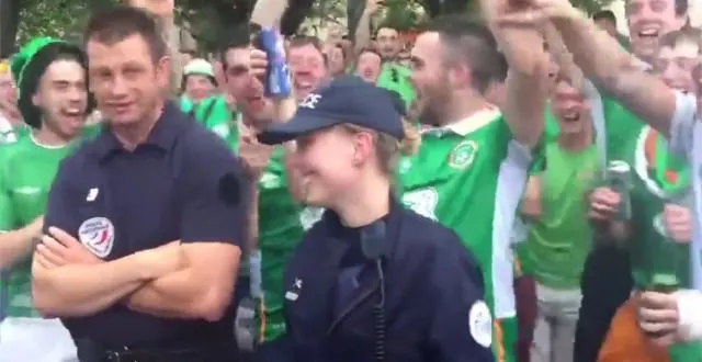 photo la policière française l'a pris avec le sourire. &copy; (capture d'écran)