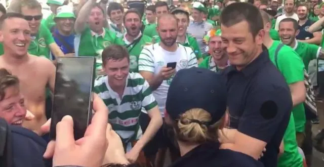 photo les irlandais ont déclaré leur amour à une policière française en chanson. &copy; capture d'écran you tube