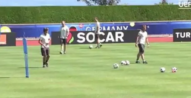 photo le sélectionneur allemand marque un but splendide ! &copy; capture d'écran